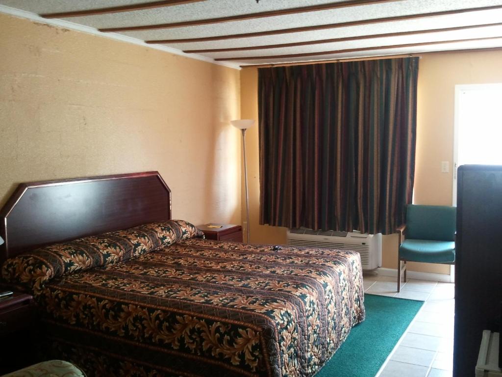 Holiday Motel - image 7