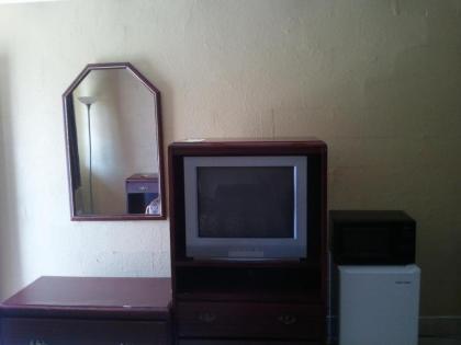 Holiday Motel - image 8