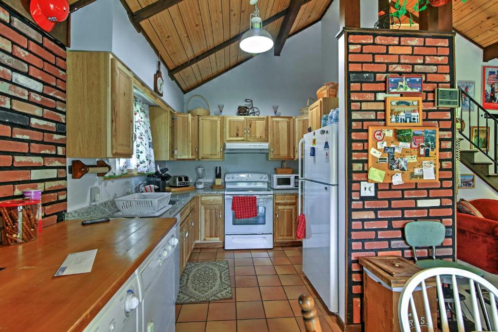 Hunter Hideaway with Yard and Deck 3 Mi to Ski Slopes - image 3