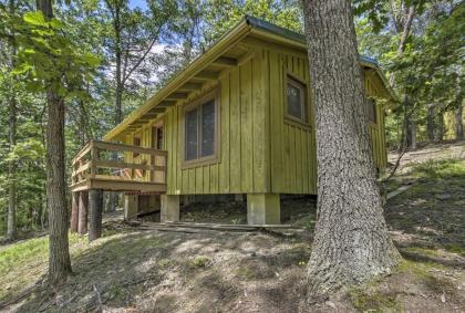 Cabin with Deck and Ranch   1 mi to Raystown Lake Huntingdon
