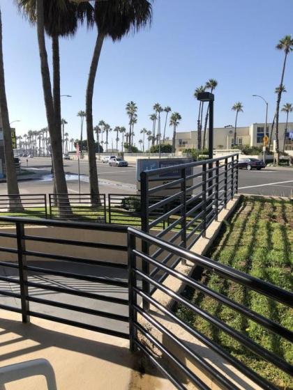 Huntington Beach Inn - image 11