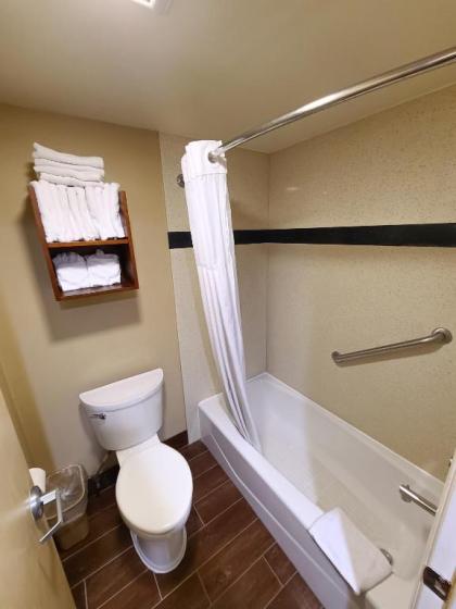Huntington Beach Inn - image 14