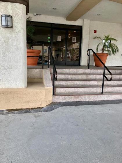 Huntington Beach Inn - image 3