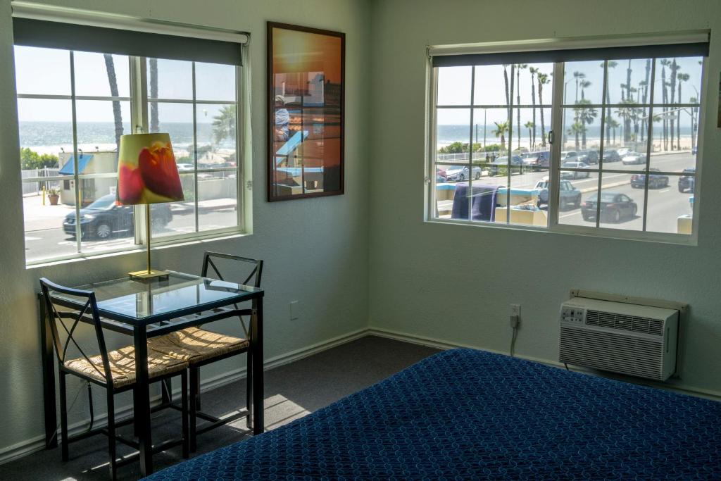Huntington Surf Inn - image 3