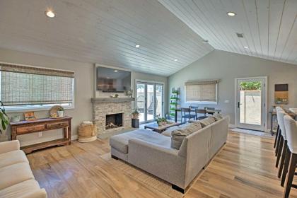 Huntington Beach Bungalow with Updated Interior - image 2
