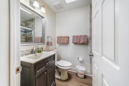 unit 3 Newly remodeled great location - image 13
