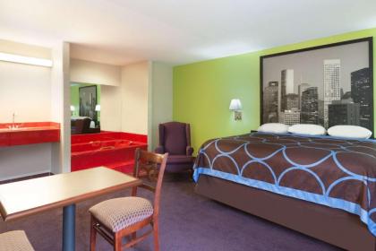 Super 8 by Wyndham Huntsville - image 9