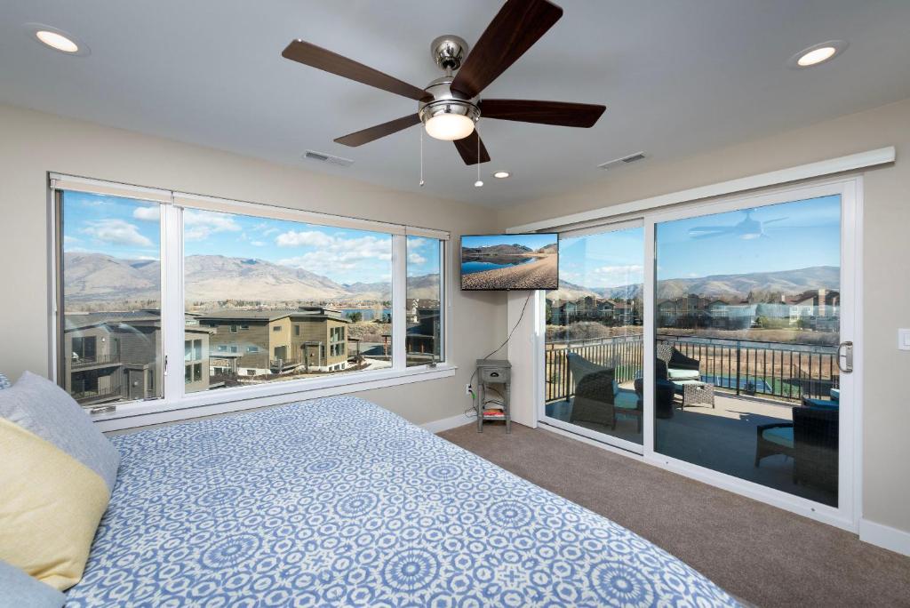 Gorgeous Decor with Private Hot Tub - main image