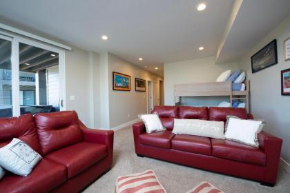 Gorgeous Decor with Private Hot Tub - image 10