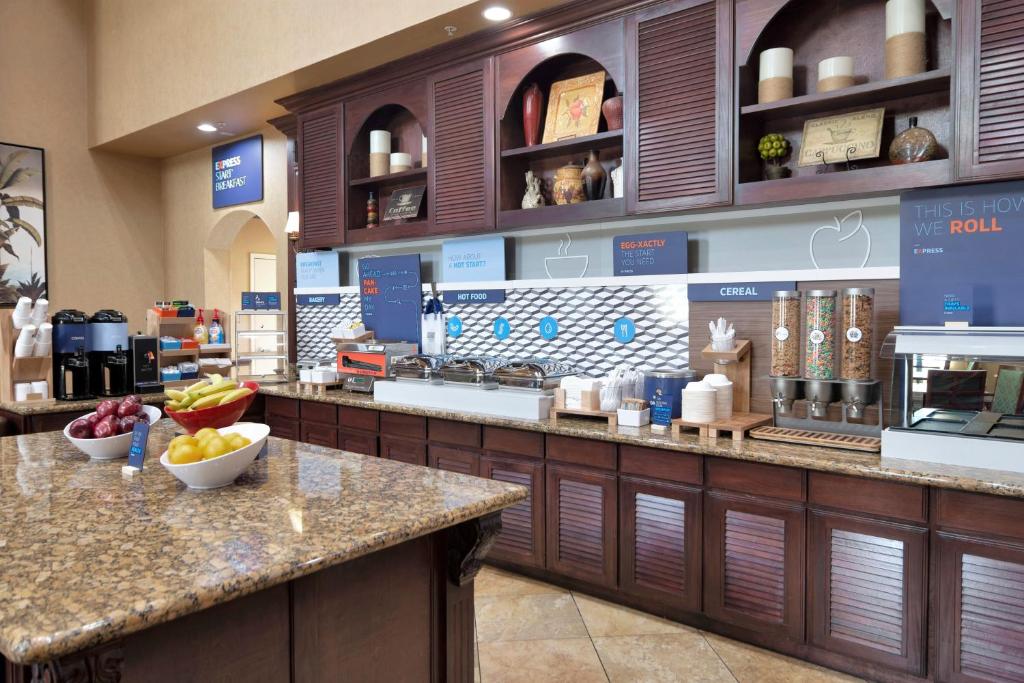 Holiday Inn Express Hotel & Suites DFW West - Hurst an IHG Hotel - image 7