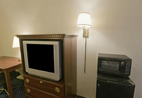 Americas Best Value Inn-Ft. Worth/Hurst - image 7