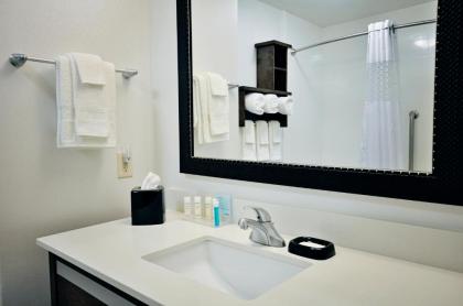 Hampton Inn and Suites Hutto - image 9
