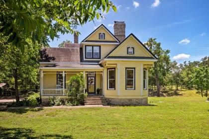 23-Acre Victorian Farmhouse 30 Min to Austin!