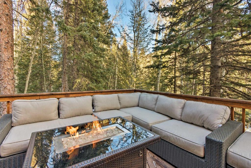 Idaho Springs Cabin with Hot Tub on half Acre! - main image