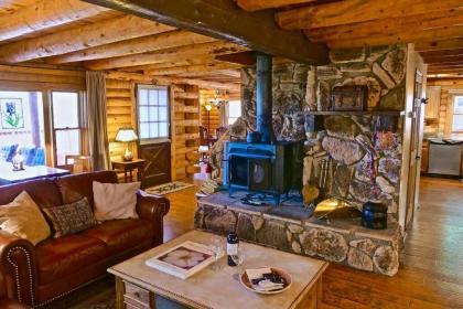 San Jacinto Lodge: Log Home w/ Hot Tub Views! - image 3