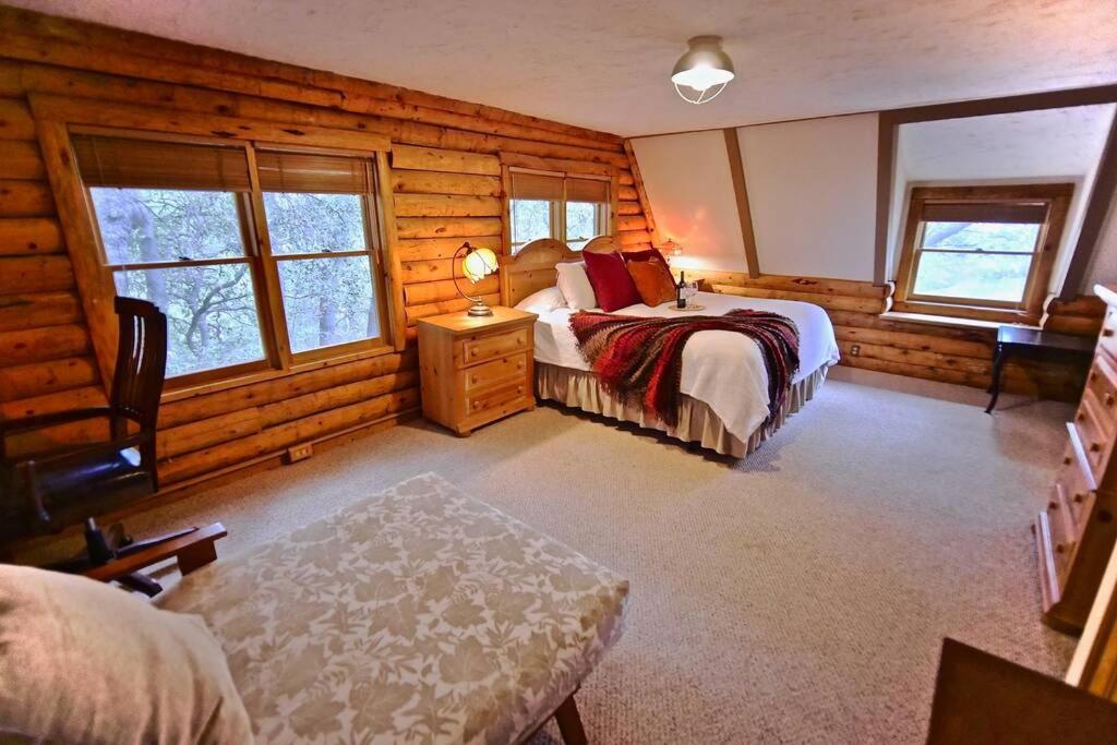 San Jacinto Lodge: Log Home w/ Hot Tub Views! - image 6