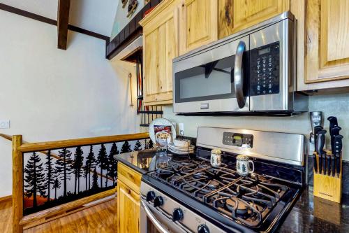 Pine Cone Cottage - image 2