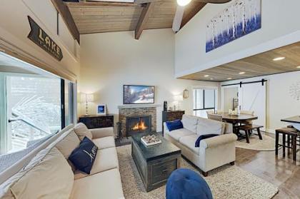 Stylish Forest Pines Beach  Ski Getaway townhouse Nevada