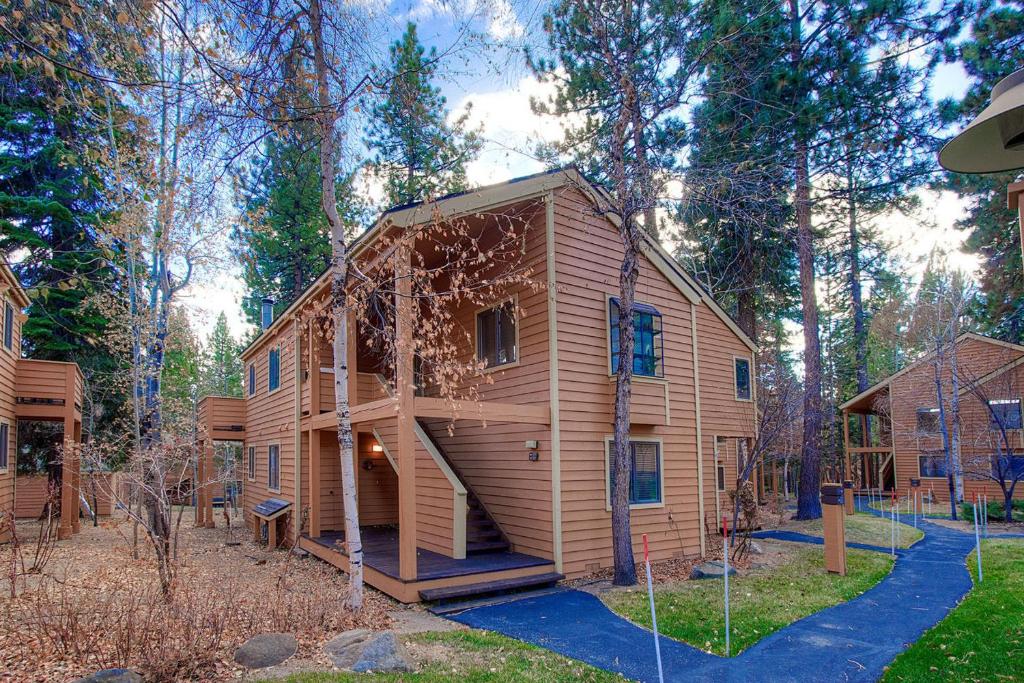 Delighful McCloud by Lake Tahoe Accommodations - main image