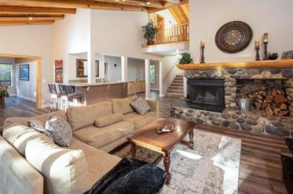Newly Updated Treetop Hideaway Near Slopes & Beach home