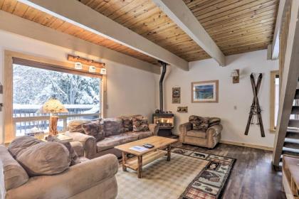 Inviting Cabin Less Than 3 Mi to Lake Tahoe and Skiing!