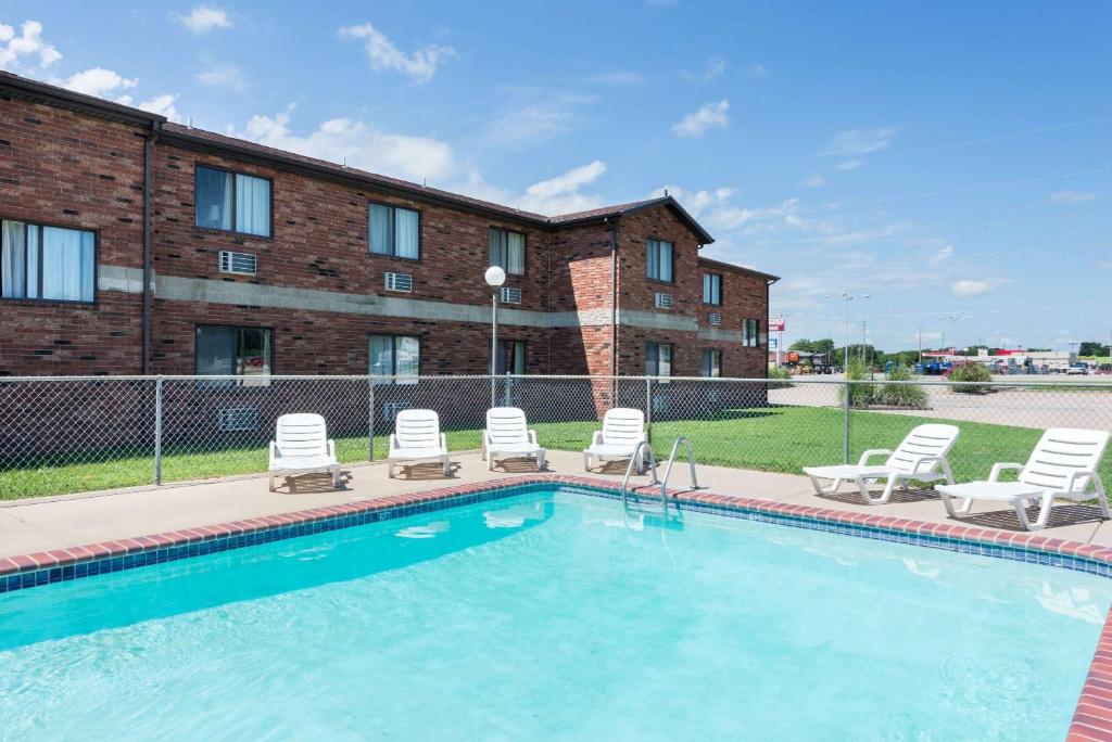 Super 8 by Wyndham Independence - image 7