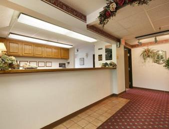 Super 8 by Wyndham Independence - image 2