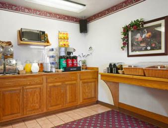 Super 8 by Wyndham Independence - image 3