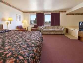 Super 8 by Wyndham Independence - image 4