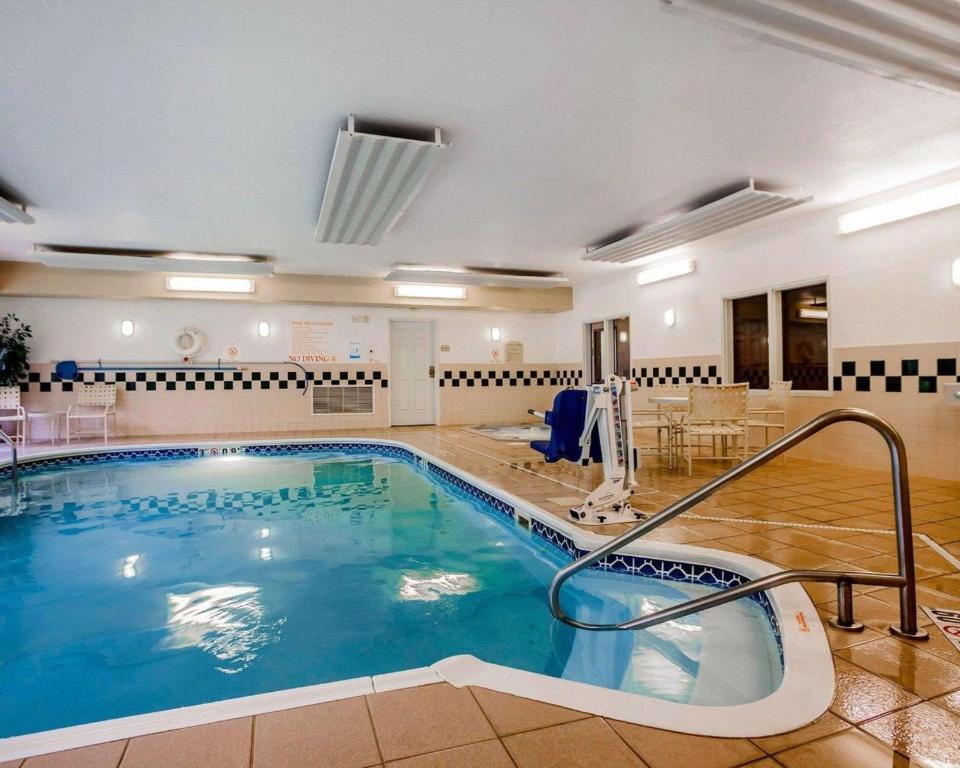 Comfort Suites - Independence - image 5