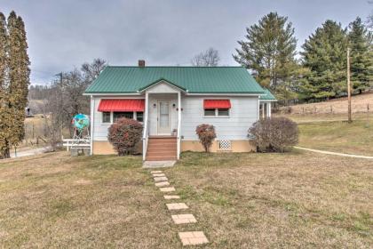 Scenic Countryside Cottage 3 mi to New River Virginia
