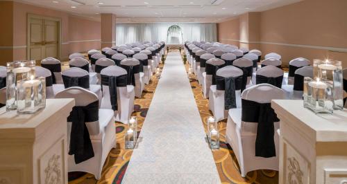Hilton Indianapolis Hotel & Suites - image 4