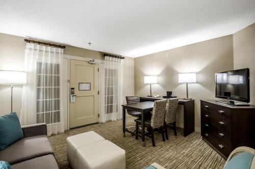 Embassy Suites Indianapolis North - image 4