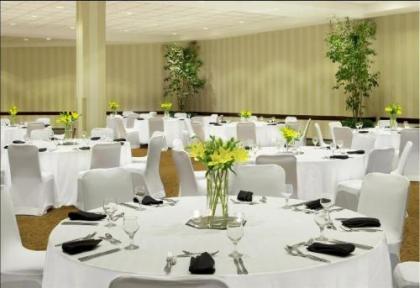 Sheraton Indianapolis Hotel at Keystone Crossing - image 3