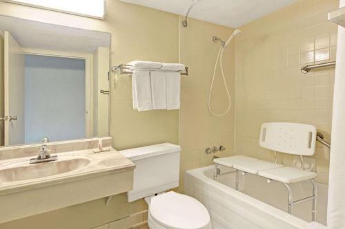 Super 8 by Wyndham Indianapolis South - image 3