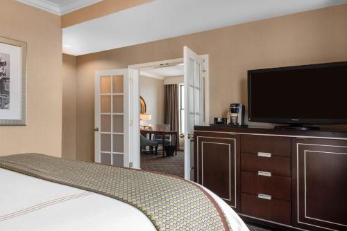 Omni Severin Hotel - image 2