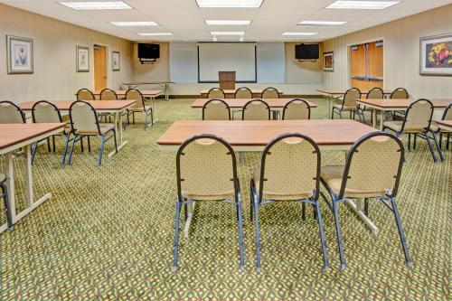 Baymont by Wyndham Indianapolis West - image 2