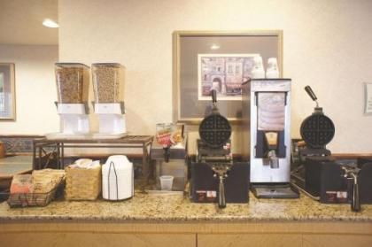 La Quinta Inn by Wyndham Indianapolis Airport Executive Dr - image 3