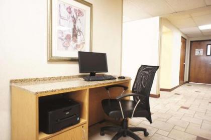 La Quinta Inn by Wyndham Indianapolis Airport Executive Dr - image 5