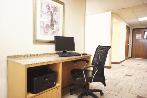 La Quinta Inn by Wyndham Indianapolis Airport Executive Dr - image 5