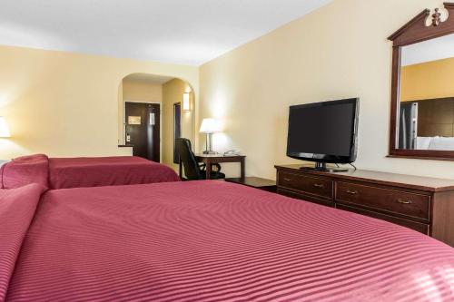 Clarion Inn & Suites Northwest - image 3