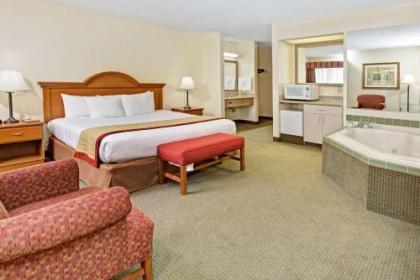 Baymont by Wyndham Indianapolis - image 2