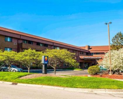 Comfort Inn  Suites North at the Pyramids Indianapolis