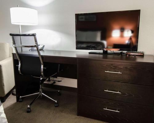 Sleep Inn & Suites And Conference Center Downtown - image 2