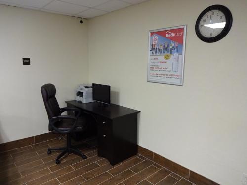 Red Roof Inn Indianapolis - Castleton - image 4
