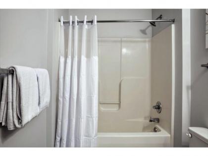 Contemporary 2BR 2BA Apartment In Downtown Indianapolis - image 14