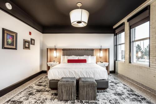 Bottleworks Hotel - image 4
