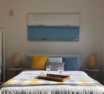 Stylish Smart Studio Getaway - image 2