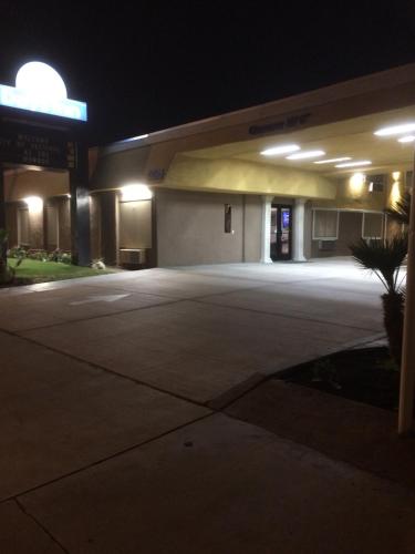 Days Inn by Wyndham Indio - image 3