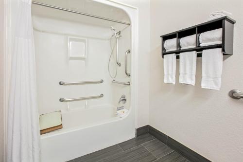 La Quinta by Wyndham Dallas - Las Colinas - image 2
